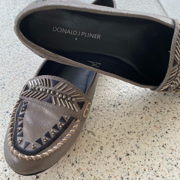 EUC Donald J Pliner “DEESP” ladies’ metallic/beaded loafers, size 6-1/2 medium - Picture 2 of 10